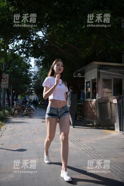 给你千个理由爱上魔镜街拍的牛仔热裤高跟鞋高清资源，别忘了，腿才是最好的广告！