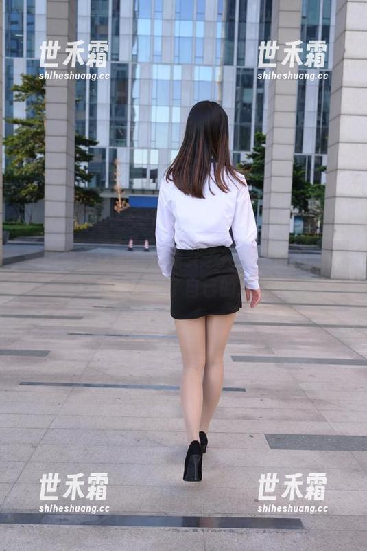 美图全在这里，白裙女子在魔镜街拍，竟让我一时忘了自己的打扮。