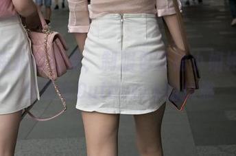 魔镜街拍的图集,制服包臀裙小姐姐轻松驾驭这Outdoors的优雅